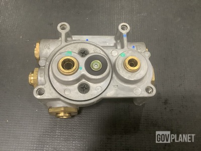 (9) Navistar Defense 2506192C91 Air Pressure Relay Valves