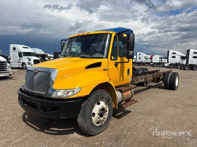 2013 International 4300 SBA 4x2 を見 Cab and Chassis (Inoperable)