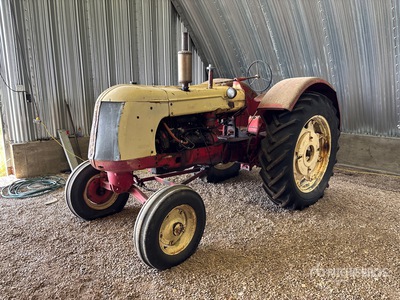 Cockshutt 2WD جرار تاريخي (Inoperable)