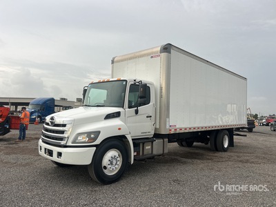 2019 Hino 338 4x2 Furgoneta caja cerrada
