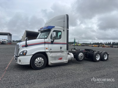 2017 Freightliner Cascadia 125 8x4 Tri/A Day Cab Truck Tractor