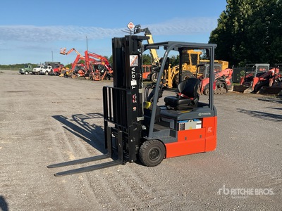 Toyota 8FBE15U 2450 lb 電動フォークリフト