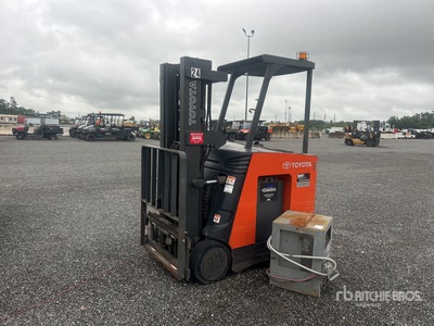 Toyota 7BNCU15 3000 lb 電動フォークリフト