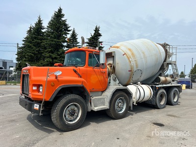 2001 Mack RB690S 8x4 Twin-Steer Mixer Truck