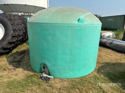 1400 gal Poly Water Tank