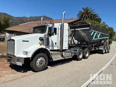Stone Slinger on 2015 Kenworth T800B شاحنة توزيع الحجر
