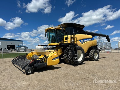 2013 New Holland CR8090 4x4 Mähdrescher