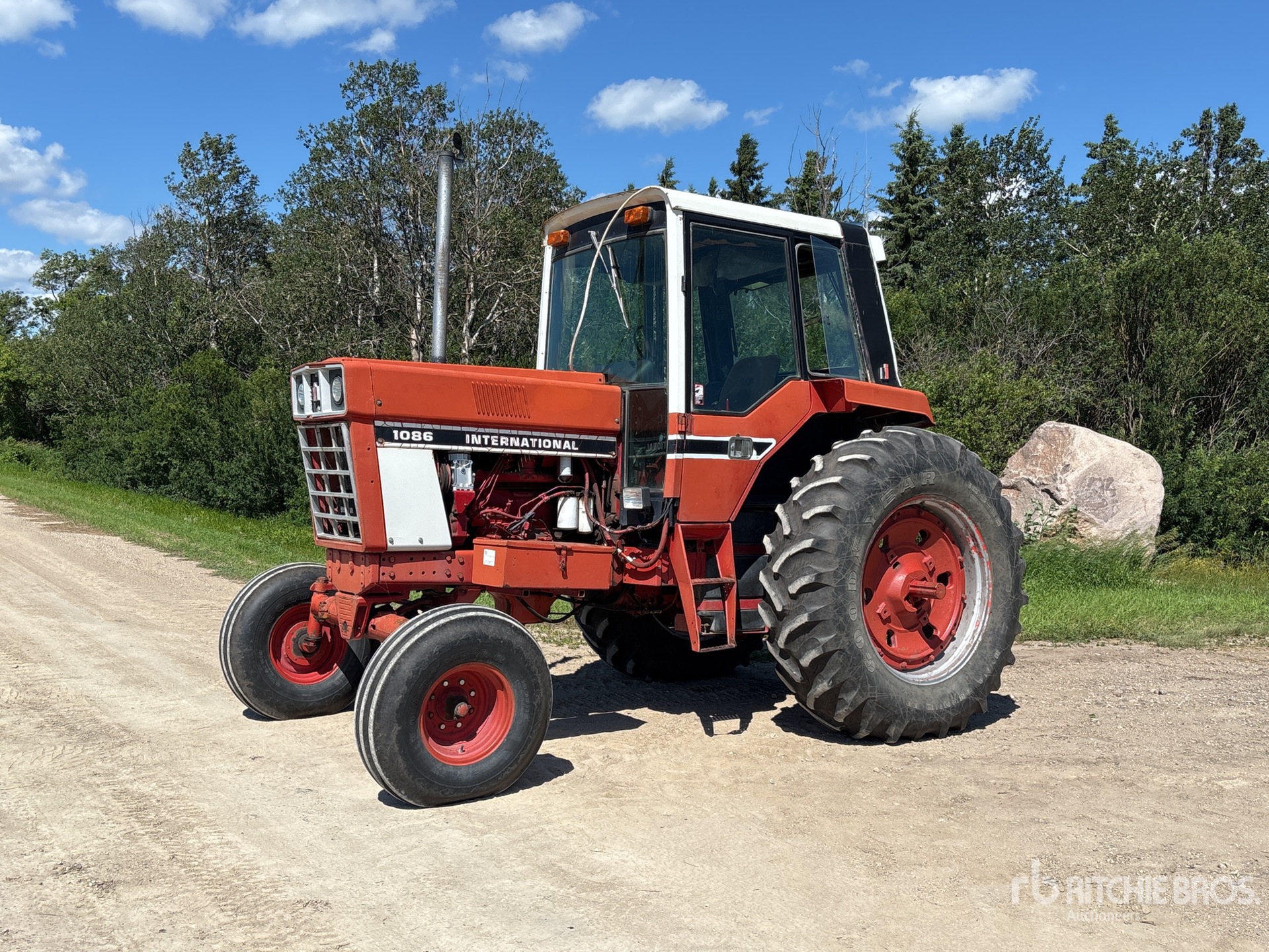 International 1086 2WD Tractor