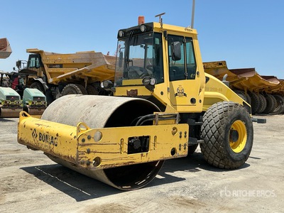Bomag BW211 D40 Walzenzug mit Glattmantelbandage