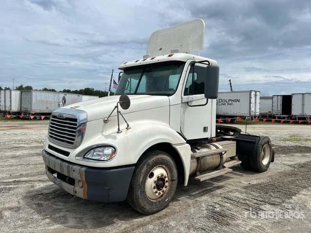 2007 Freightliner Columbia 120 4x2 S/A Day Cab Truck Tractor