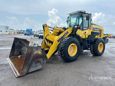 2022 Komatsu WA320-8 Pala gommata
