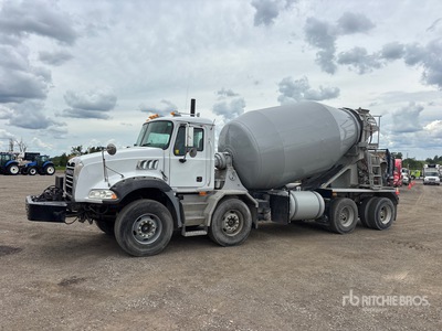 2009 Mack GU813 8x4 Twin-Steer Betoniera