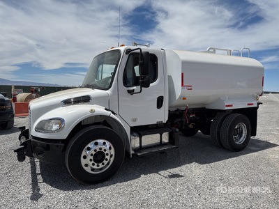 2014 Freightliner M2 106 2500 gal 4x2 Camion cisterna de agua