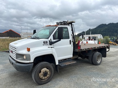 2005 GMC C5500 4x2 Flatbed Truck