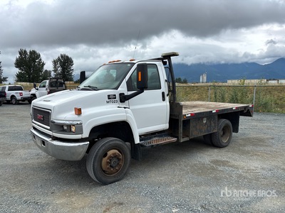 2005 GMC C5500 4x4 Camion à Plateau