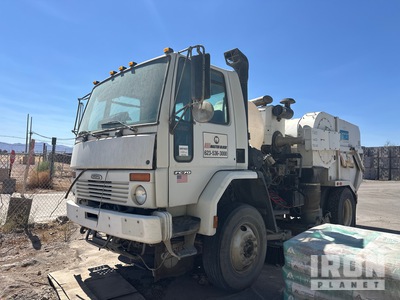 2002 Tymco 600 on 2003 Freightliner Camion balai (Inoperable)