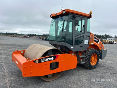 2018 XCMG CV83PD Smooth Drum Compactor