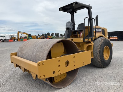 2002 Cat CS533D Rodillo/ Walzenzug mit Glattmantelbandage