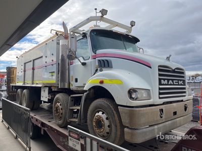 2012 Mack CSMR Metro-Liner 8x4 Twin-Steer Camion-citerne à carburant et à lubrifiant