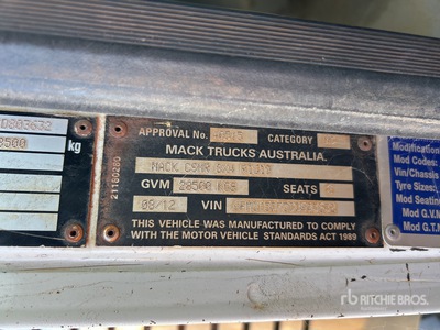 2012 Mack CSMR Metro-Liner 8x4 Twin-Steer Camion de combustible y lubricacion