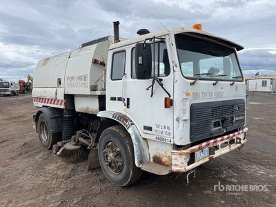 1994 MacDonald Johnston 600 Series on 1994 International Veegwagen