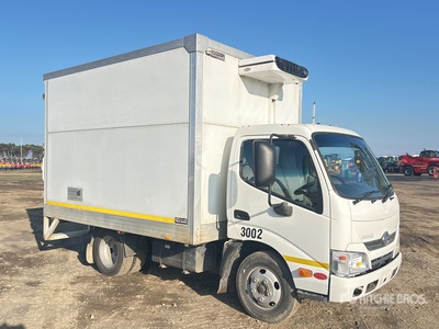 2012 Hino 300 4x2 Refrigerated Camion fourgon