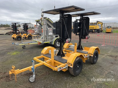 2021 Global Traffic Equipment Solar Powered Traffic Light (Inoperable)