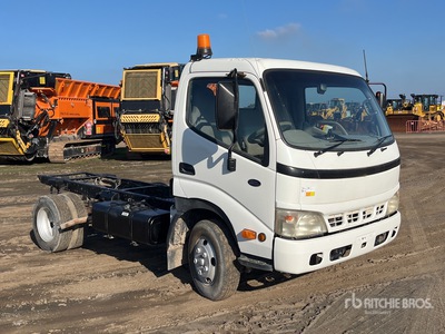 2004 Hino 300 4x2 Cabine et châssis