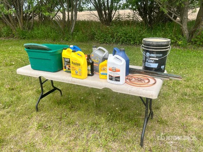 Assorted Automotive Fluids, Hydraulic Oil, Copper Tubing & Storage Tote, (6) Assorted Plastic Fuel Cans Divers - Magasin, entrepôt, consommateur