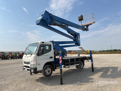 Socage DA328 28 m on 2016 Mitsubishi DA328 4x2 Camión con Cesta Elevadora