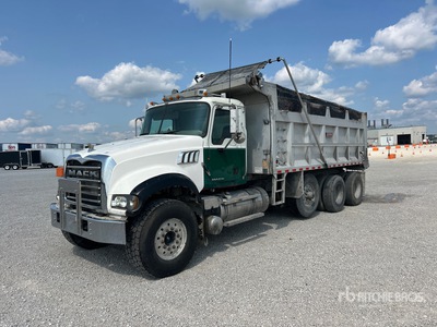 2010 Mack GU713 8x4 Camion à benne basculante Tridem