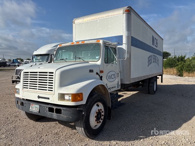 2002 International 4700 4x2 Camion fourgon