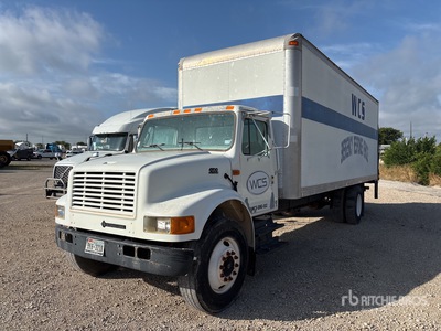 2002 International 4700 4x2 شاحنة فان