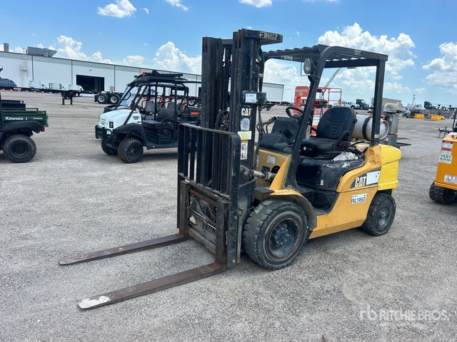 2008 Cat P6000 5300 lb Pneumatic Tire Forklift