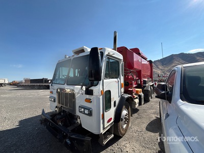 2016 Peterbilt 320 Side Loader Waste Collection Truck
