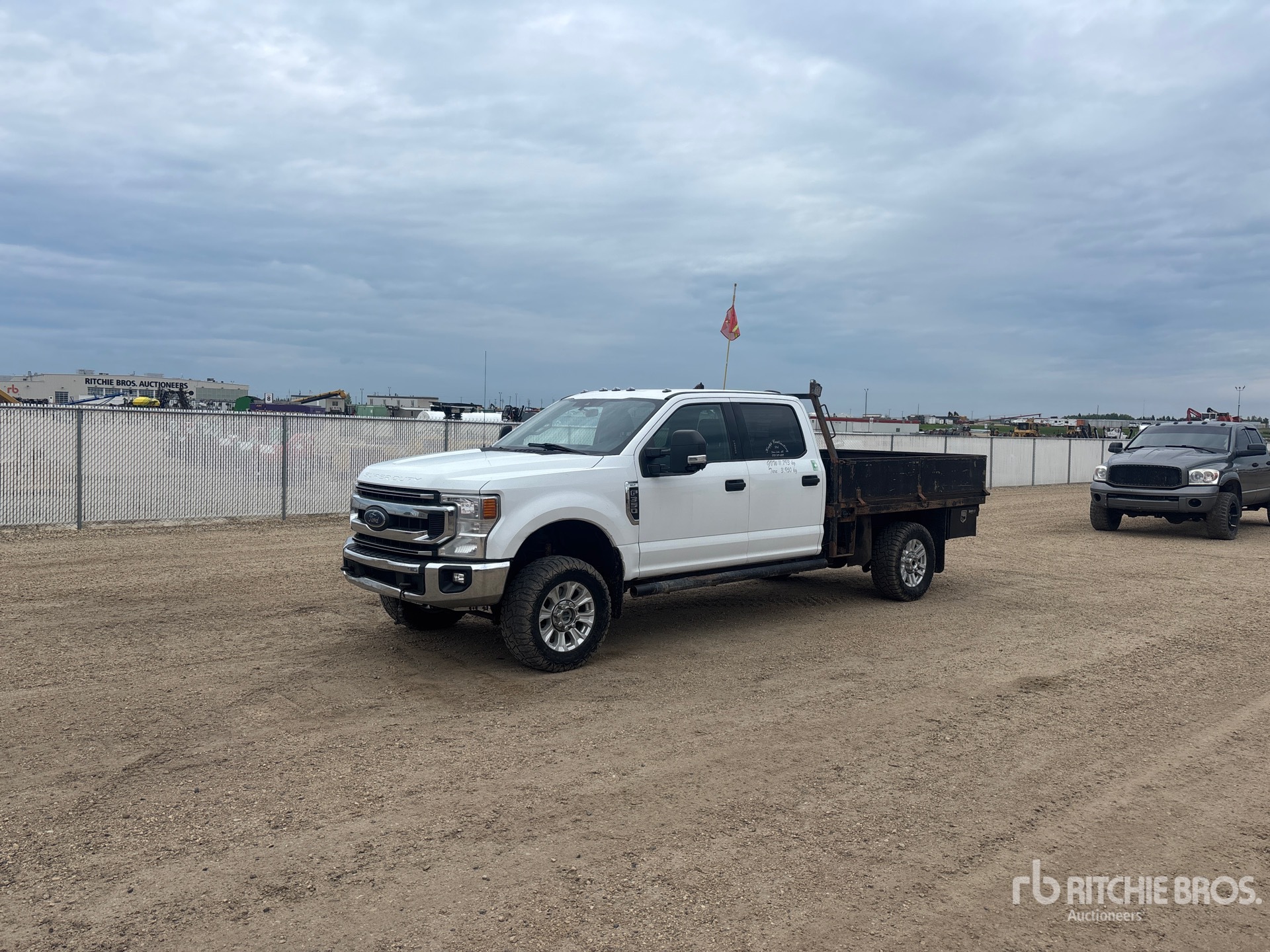 2021 Ford F-350 XLT 4x4 Crew Cab Flatbed Truck