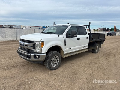 2017 Ford F-350 XLT 4x4 Crew Cab Flatbed Truck