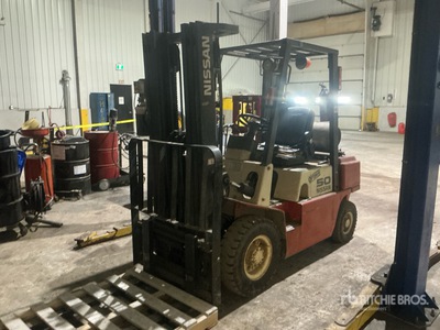 2000 Nissan 4000 lb Pneumatic Tire Forklift