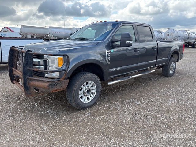 2017 Ford F-350 XLT 4x4 Crew Cab Pickup