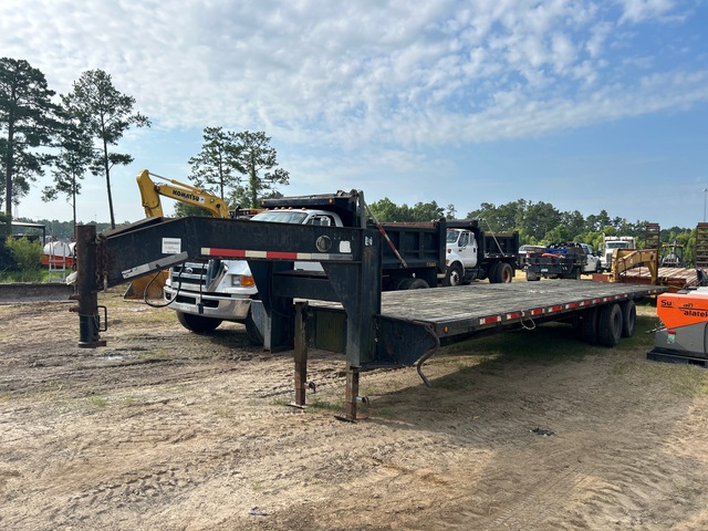 2005 36 ft T/A Gooseneck Flatbed Trailer
