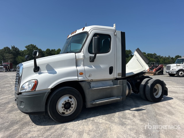 2015 Freightliner Cascadia 125 4x2 S/A Day Cab Truck Tractor