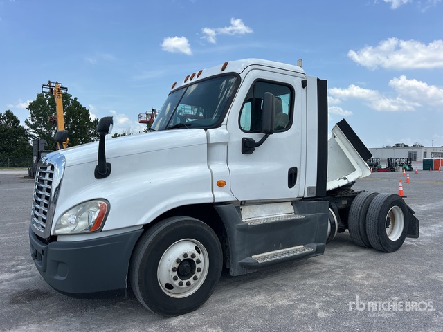 2015 Freightliner Cascadia 125 4x2 S/A Day Cab Truck Tractor