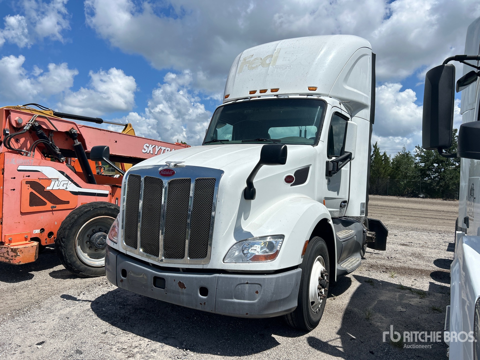 2017 Peterbilt 579 4x2 S/A Day Cab Truck Tractor