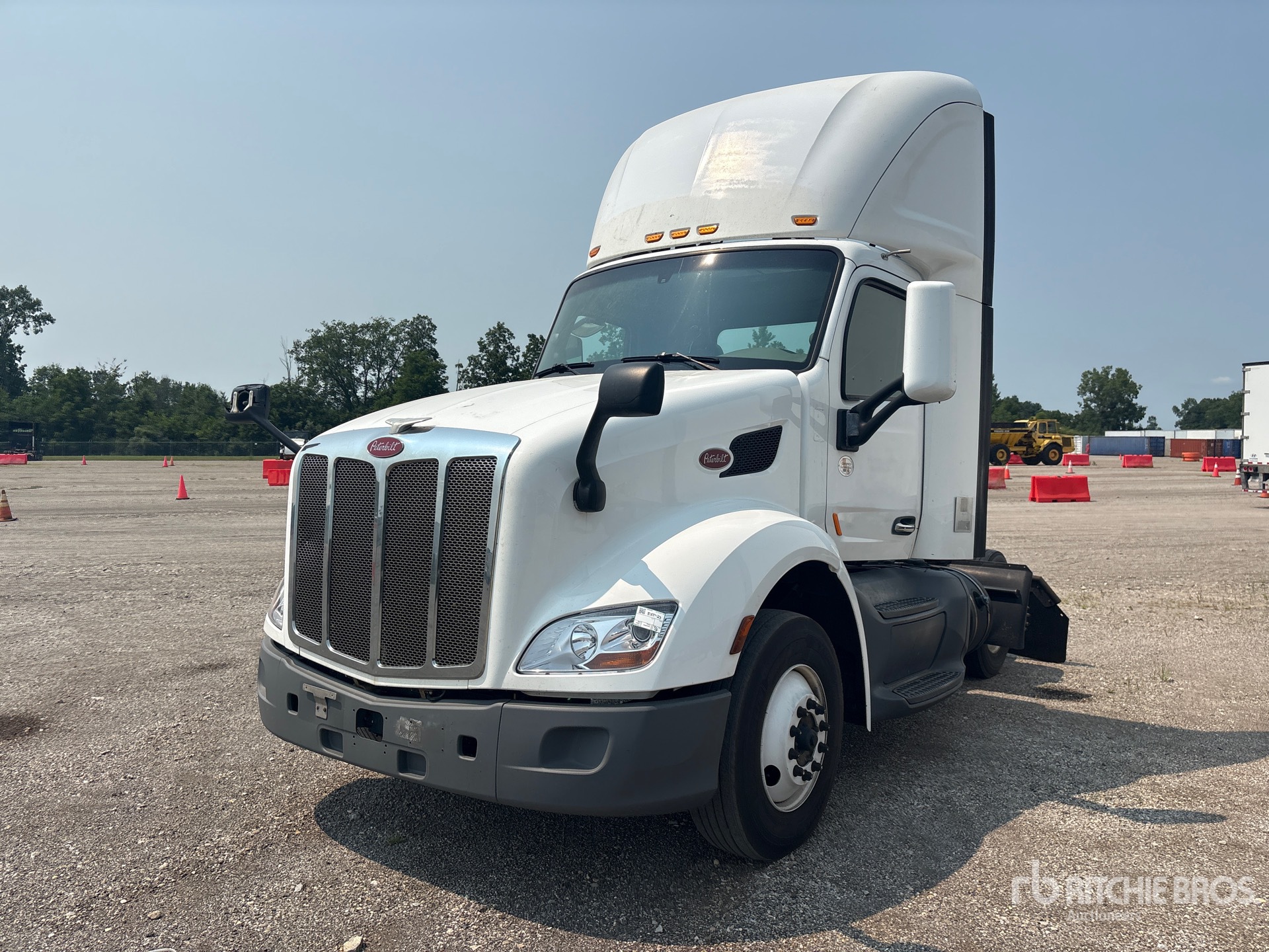 2020 Peterbilt 579 4x2 S/A Day Cab Truck Tractor