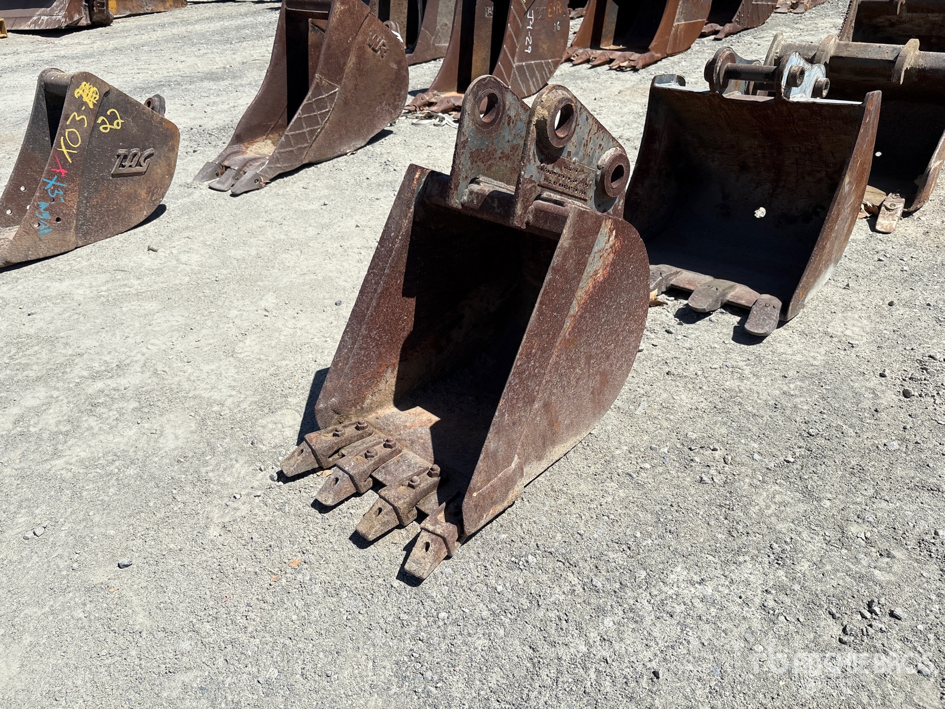 18 in Digging Excavator Bucket