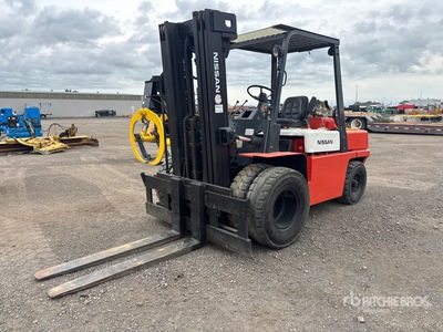 1990 Nissan UGF03A40V 8000 lb Cushion Tire Forklift
