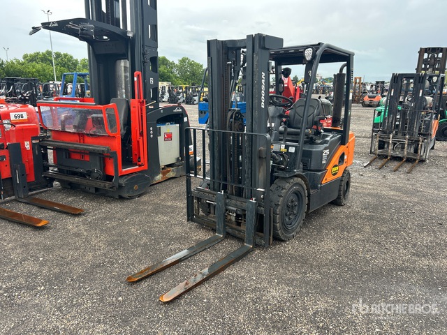 2022 Doosan D25S7 4600 lb Pneumatic Tire Forklift