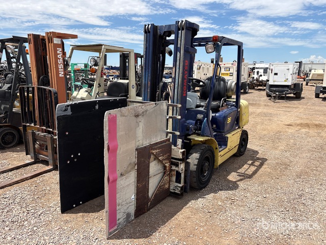 2000 Komatsu FG25C-12 3730 lb Pneumatic Tire Forklift