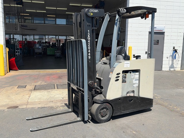 2013 (unverified) Crown RC5500 2600 lb Electric Forklift