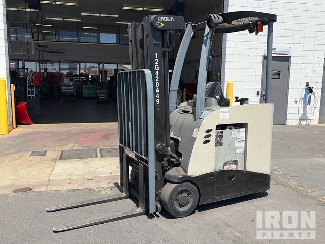 2013 (unverified) Crown RC5500 2600 lb Electric Forklift